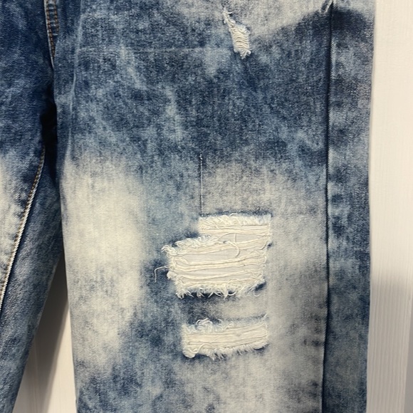 Men’s Destroyed denim shorts - Picture 5 of 10